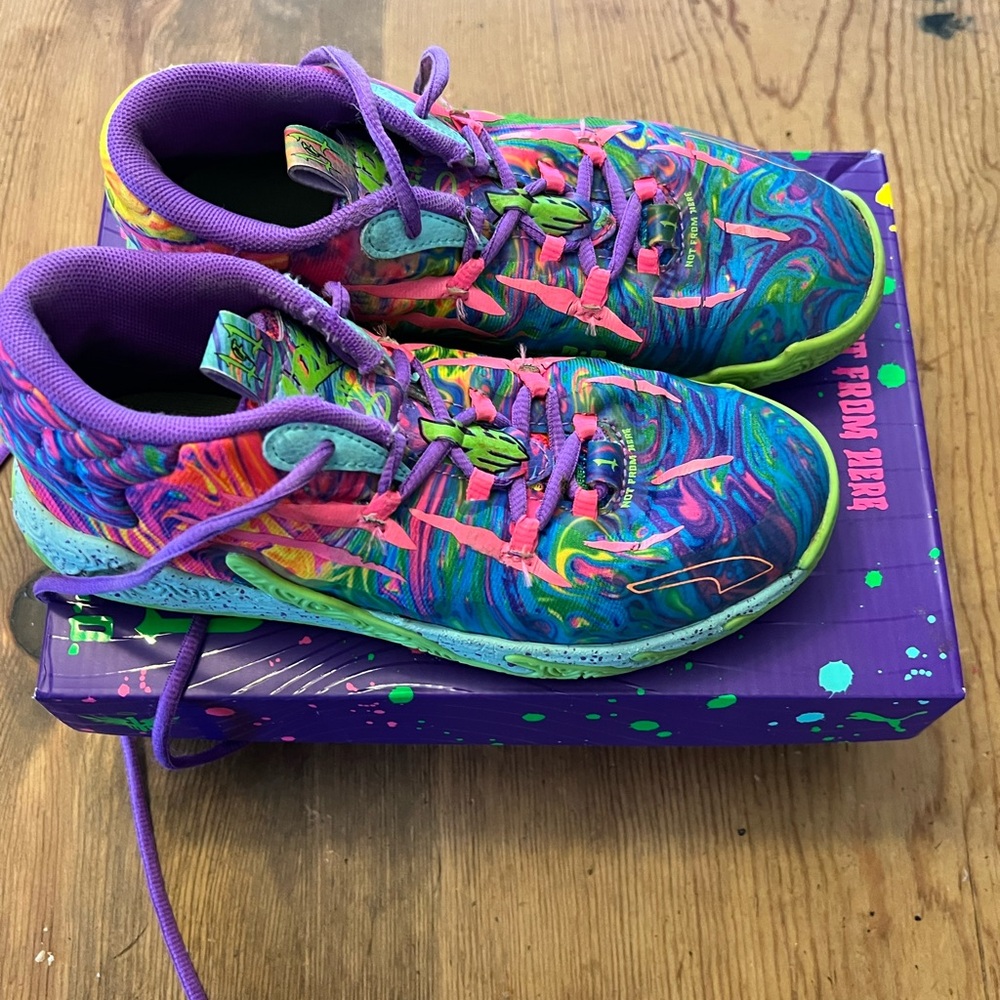 Size 2.5 kids - Lámelo Ball - Puma MB.03 Be You PS
Purple pink green blue